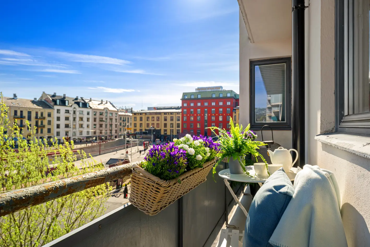 Lys & gjennomgående 3-roms i 4.etg med heis | 2 solrike balkonger | Takhøyde på 2,6m | Sentral beliggenhet | Fjernvarme photo 2