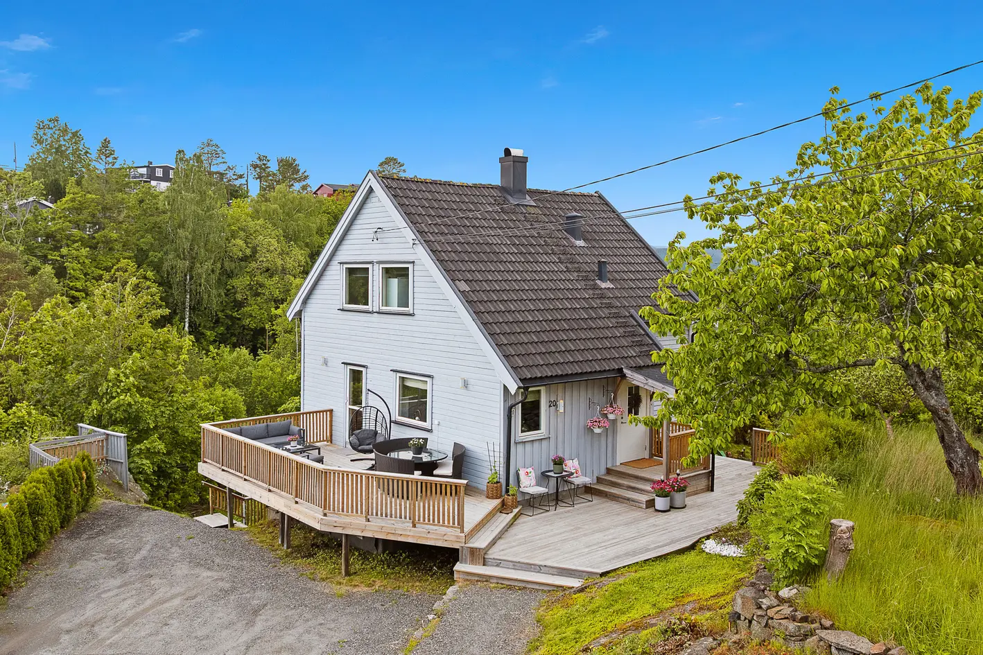 Romslig familiebolig over tre plan | 4 sov | Stor underetasje med stort potensial | Usjenert hage photo 5