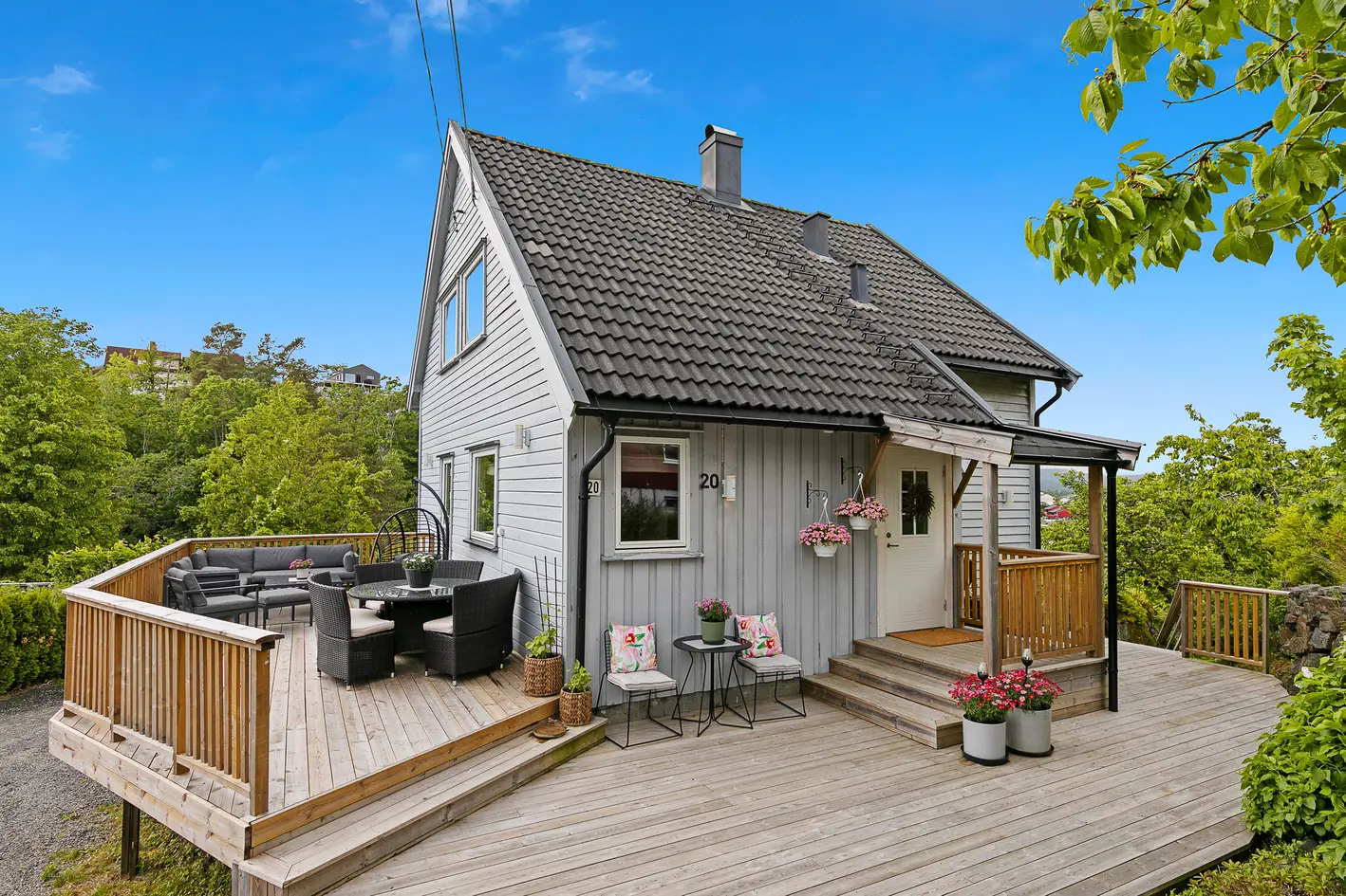 Romslig familiebolig over tre plan | 4 sov | Stor underetasje med stort potensial | Usjenert hage photo 2