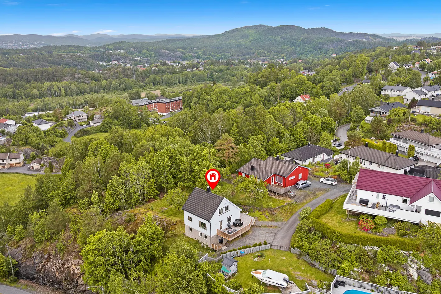 Romslig familiebolig over tre plan | 4 sov | Stor underetasje med stort potensial | Usjenert hage photo 3