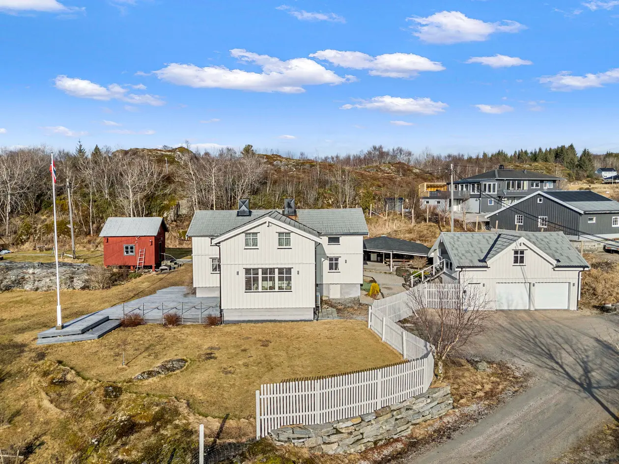 Sjarmerende småbruk på ca. 77 dekar | Oppgradert bolig | Naust og flere uthus | Solrikt, skjermet og idyllisk eiendom photo 2