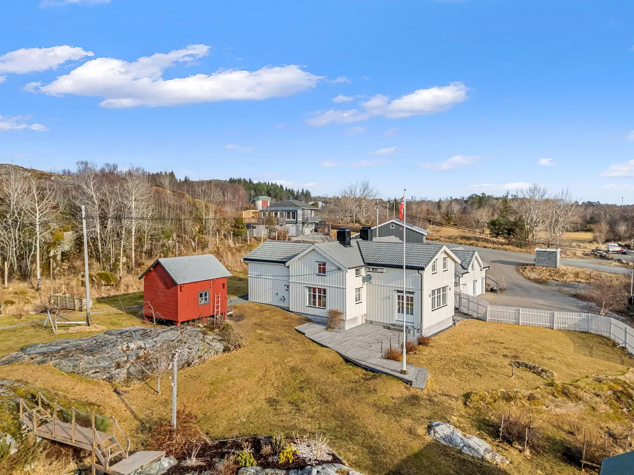 Sjarmerende småbruk på ca. 77 dekar | Oppgradert bolig | Naust og flere uthus | Solrikt, skjermet og idyllisk eiendom photo 3