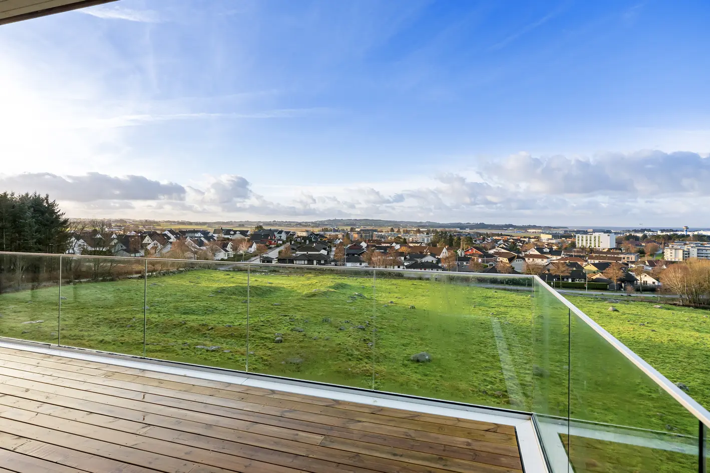 Nyoppført og innholdsrik enebolig med fantastisk utsikt og gode solforhold - Carport - Klargjort for hybel photo 3