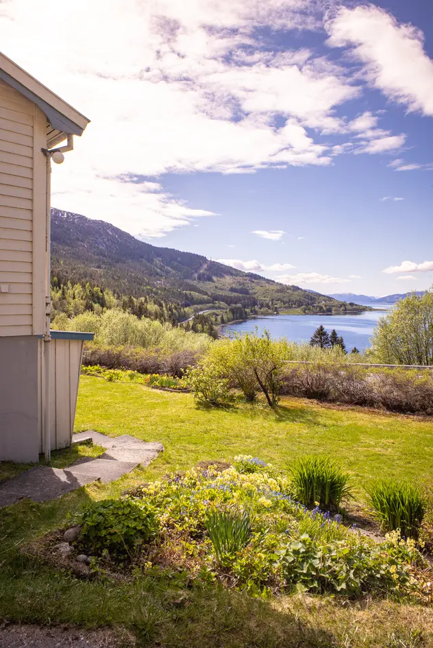 Enebolig med garasje, uthus og nydelig utsikt, beliggende nært skole og badestrand. photo 4