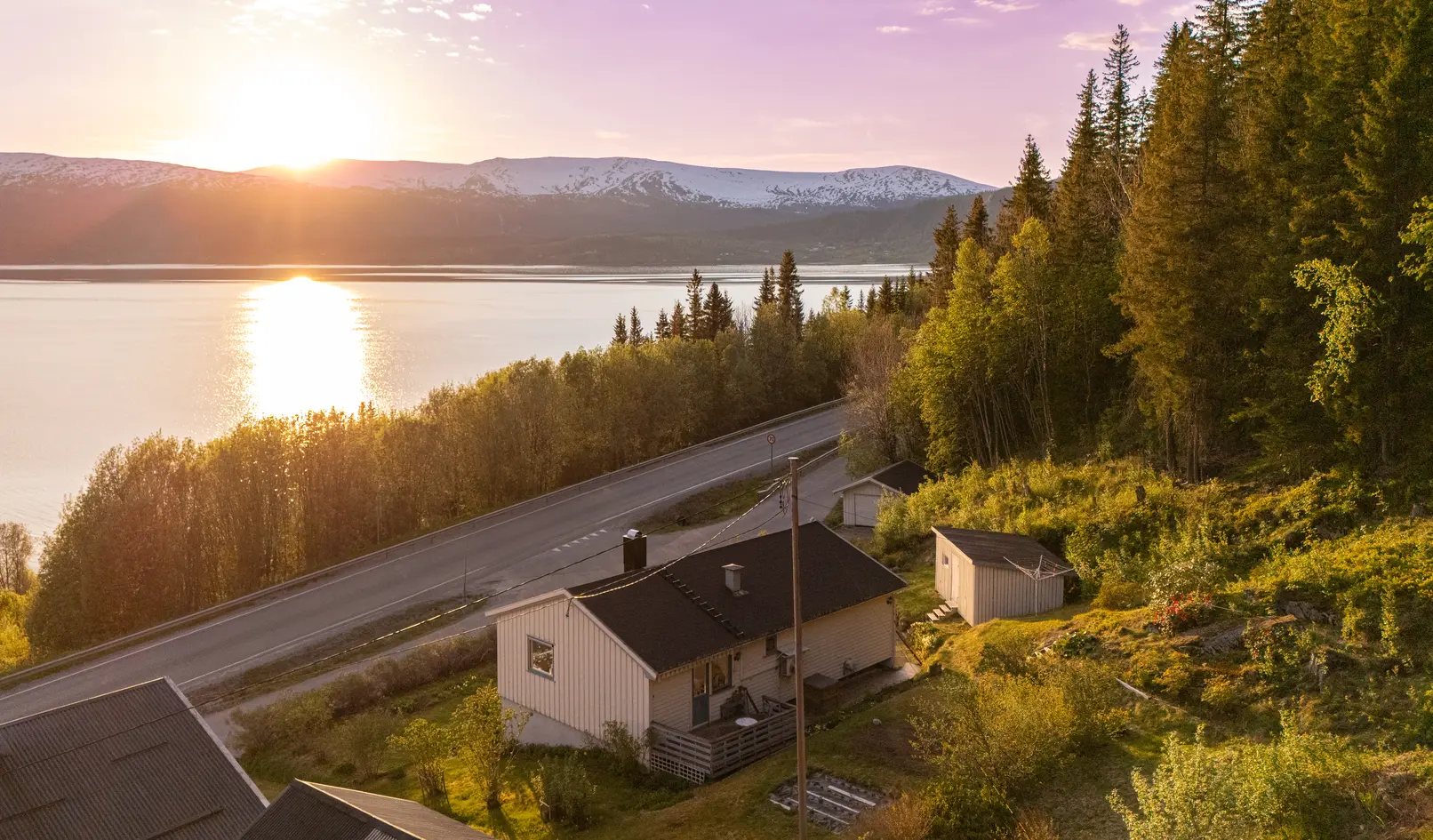 Enebolig med garasje, uthus og nydelig utsikt, beliggende nært skole og badestrand. photo 3