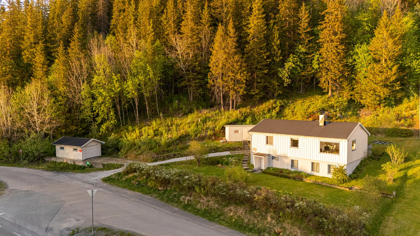 Enebolig med garasje, uthus og nydelig utsikt, beliggende nært skole og badestrand. photo 2