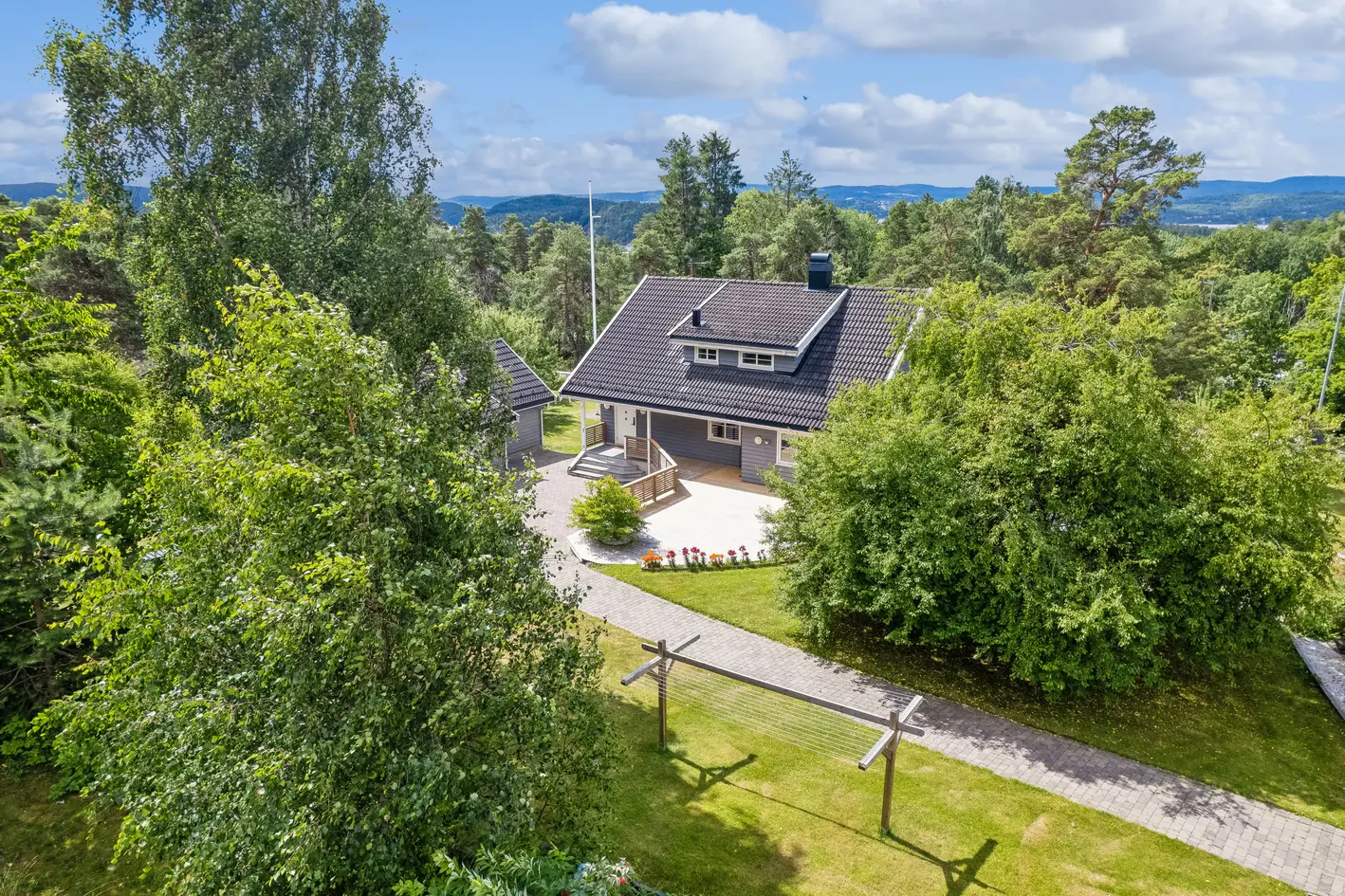 Stor familieeiendom på 2,2 mål | 199 kvm bolig, anneks og 154 kvm terrasser – kort vei til det meste photo 2