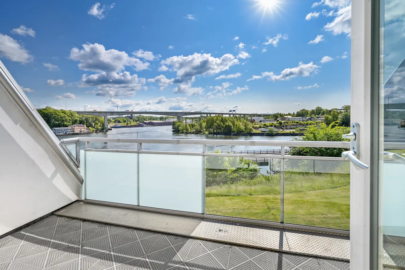 Lys 2-roms leilighet med nærhet til skole, barnehage og butikk - Stor terrasse med utsikt til Glomma - Garasjeplass photo 2