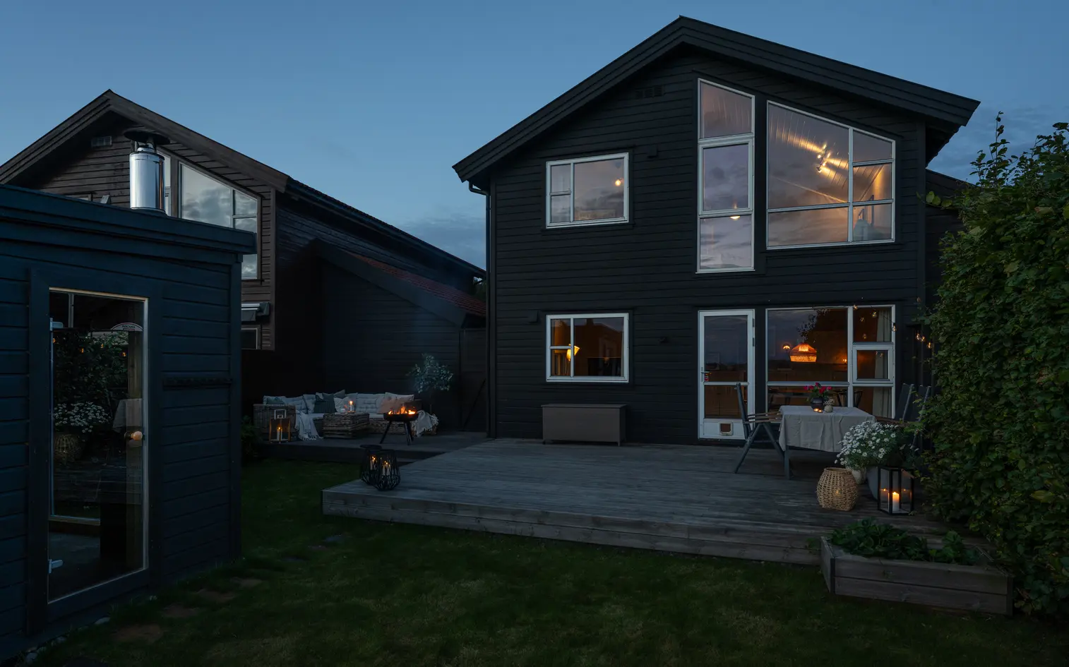 Attraktiv og velholdt enebolig med 4 soverom, flotte utsiktsforhold, solrike uteplasser og carport