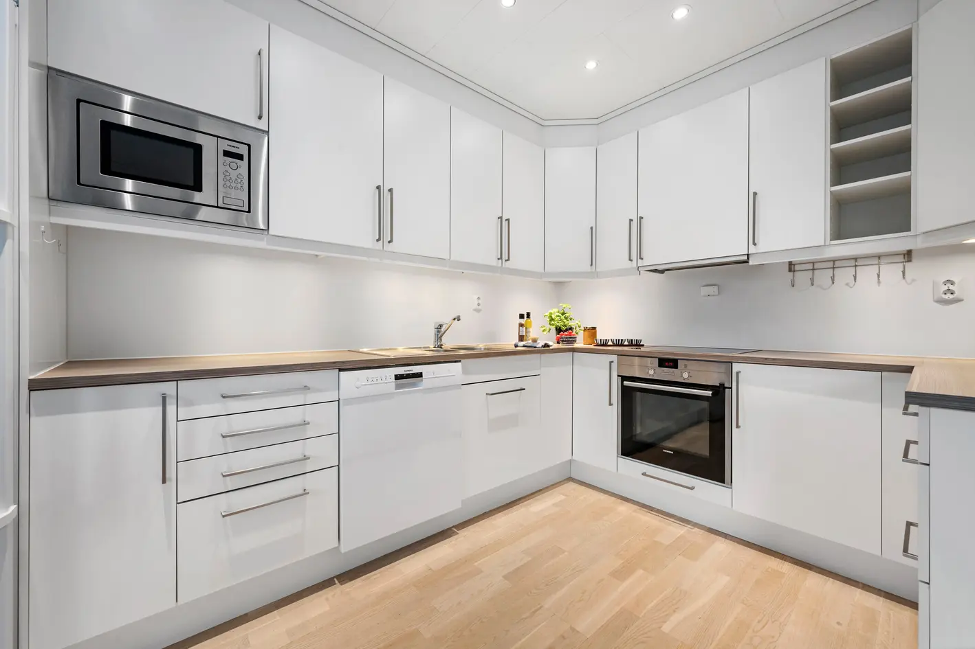 NY PRIS!  Flott 4-roms leilighet i Naustdal sentrum | Heis | Garasje | 60 kvm terrasse | Vannbåren varme photo 3