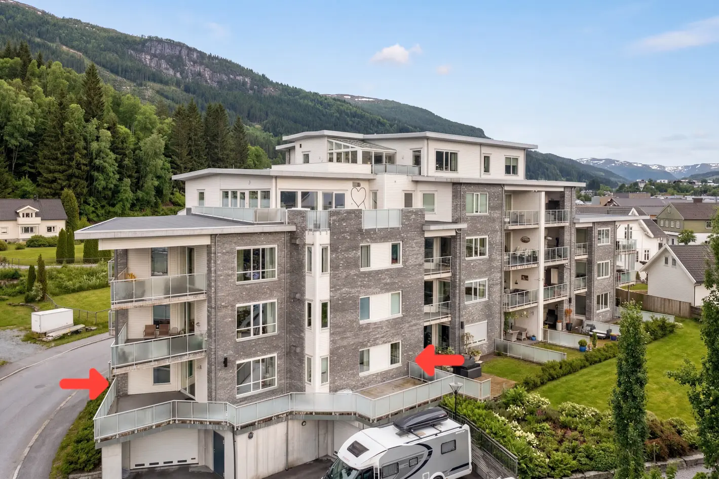 NY PRIS!  Flott 4-roms leilighet i Naustdal sentrum | Heis | Garasje | 60 kvm terrasse | Vannbåren varme photo 2