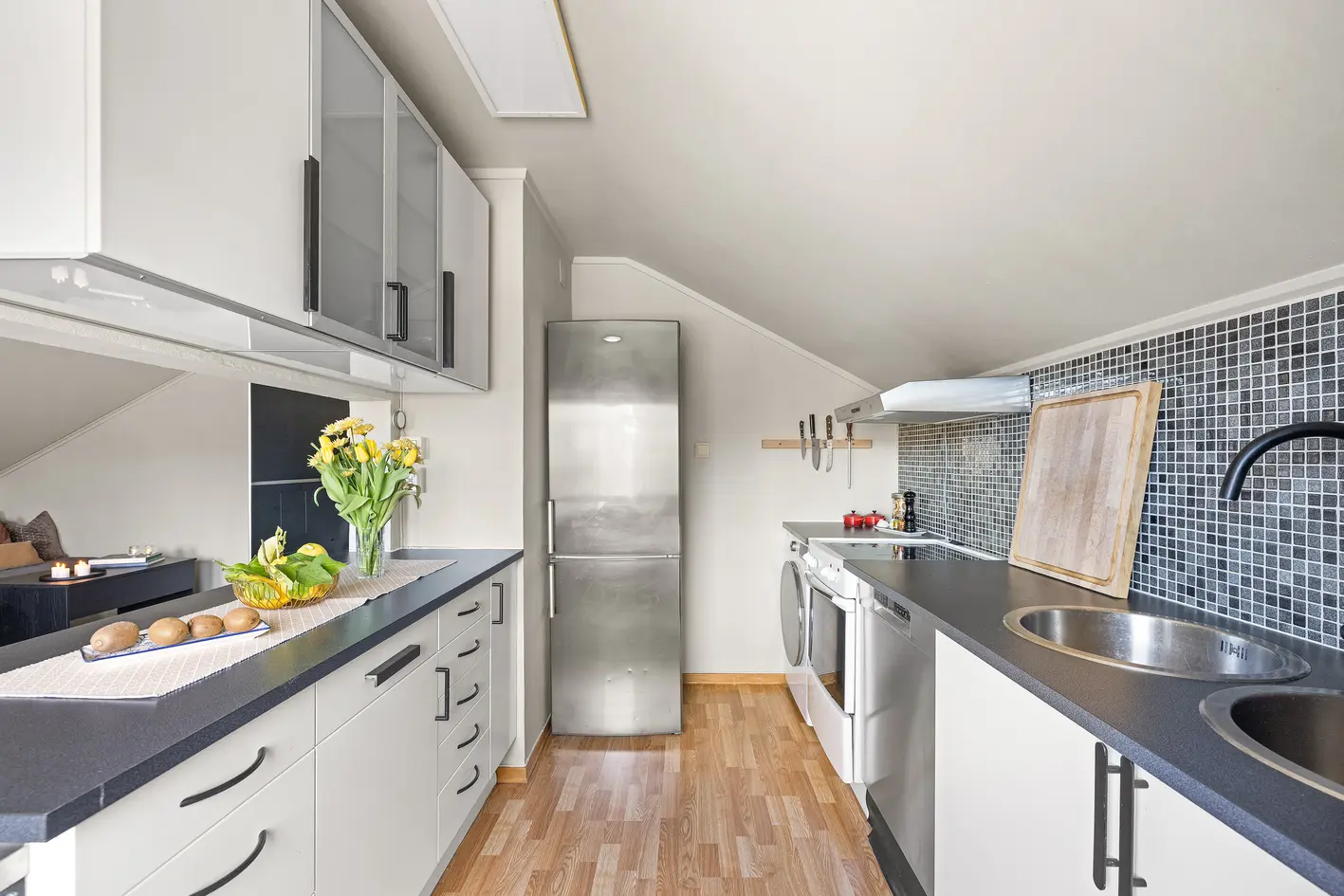 Lys loftsleilighet med store vindusflater | Sentral beliggenhet med kort vei til servicetilbud og tog | IN-ordning photo 3