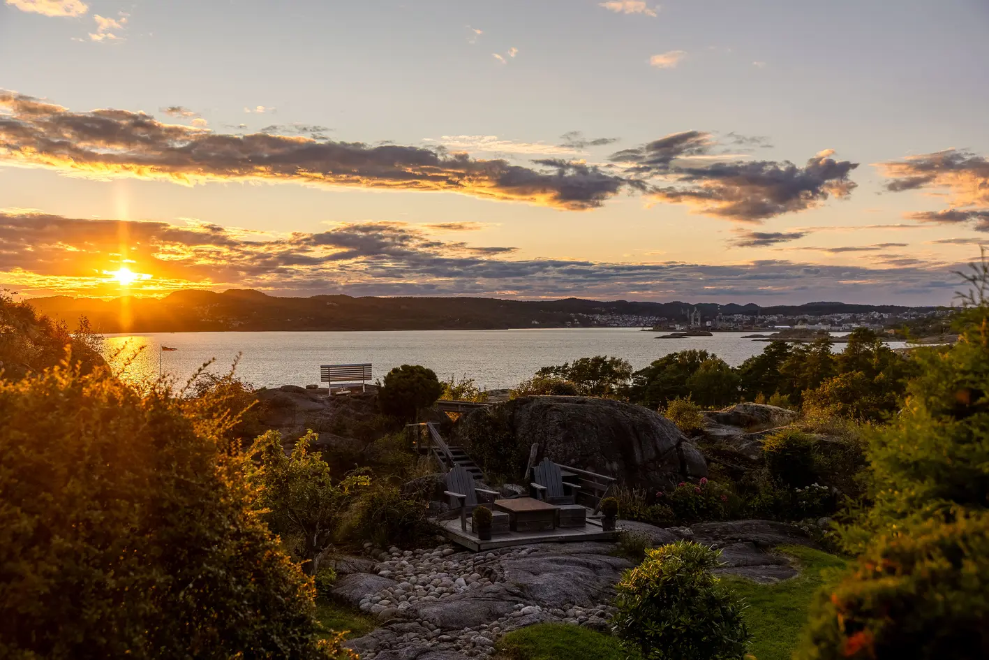 Pen hytte, flott vestvendt og panoramautsikt over Larviksfjorden. Sen kveldsol. Frittliggende. Bilvei frem. Båtplass., larvik