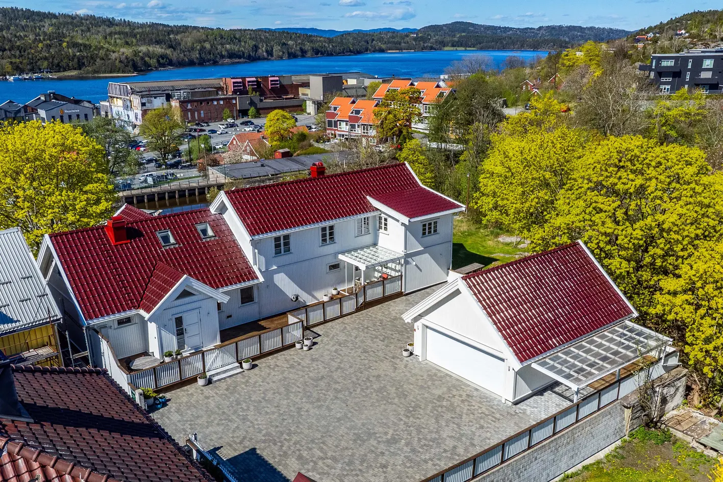 En av de sjeldne; høyt påkostet og konseptuelt gjennomført enebolig øverst på Bjerget. Utsikt, usjenert, sentralt. - Bilde 2