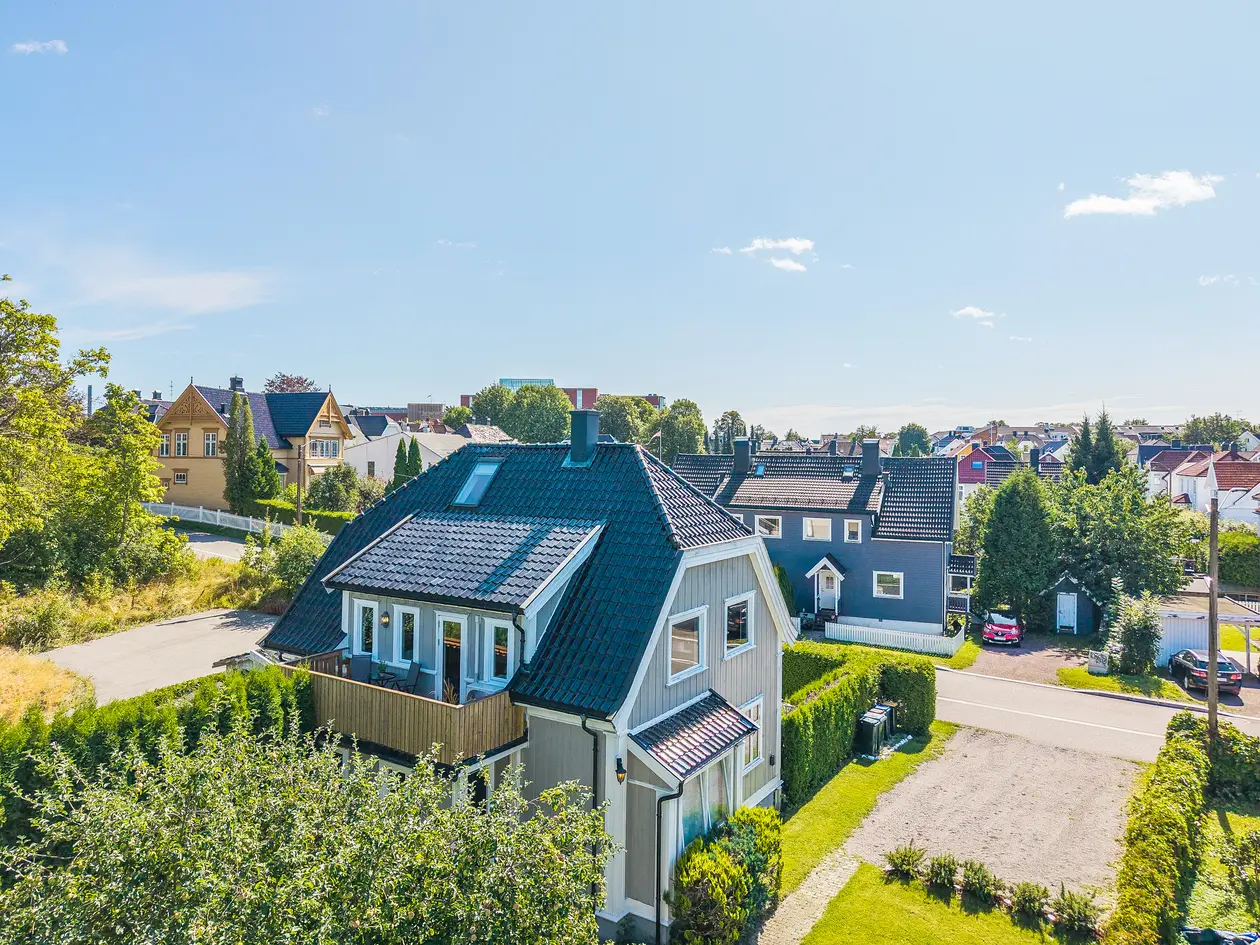 Lys og innbydende halvpart av tomannsbolig midt i Tønsberg – parkering, solrik hage og hems! photo 3