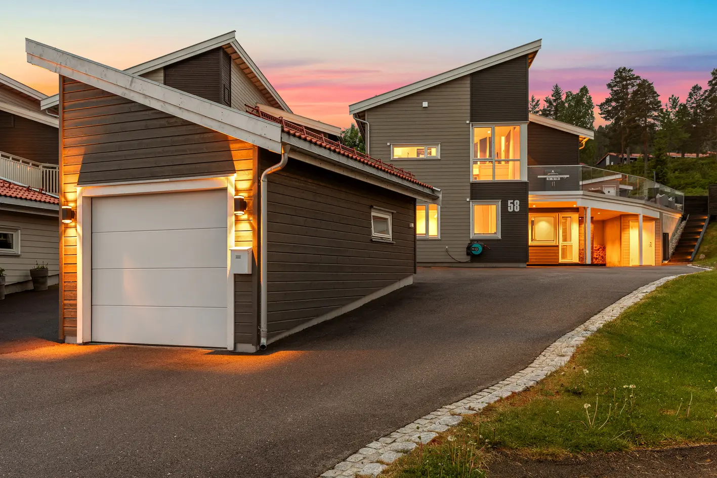 Enebolig m/garasje og carport - 4 soverom, 2 stuer, 2 bad og vaskerom - Stor og solrik terrasse m/utsikt - Barnevennlig