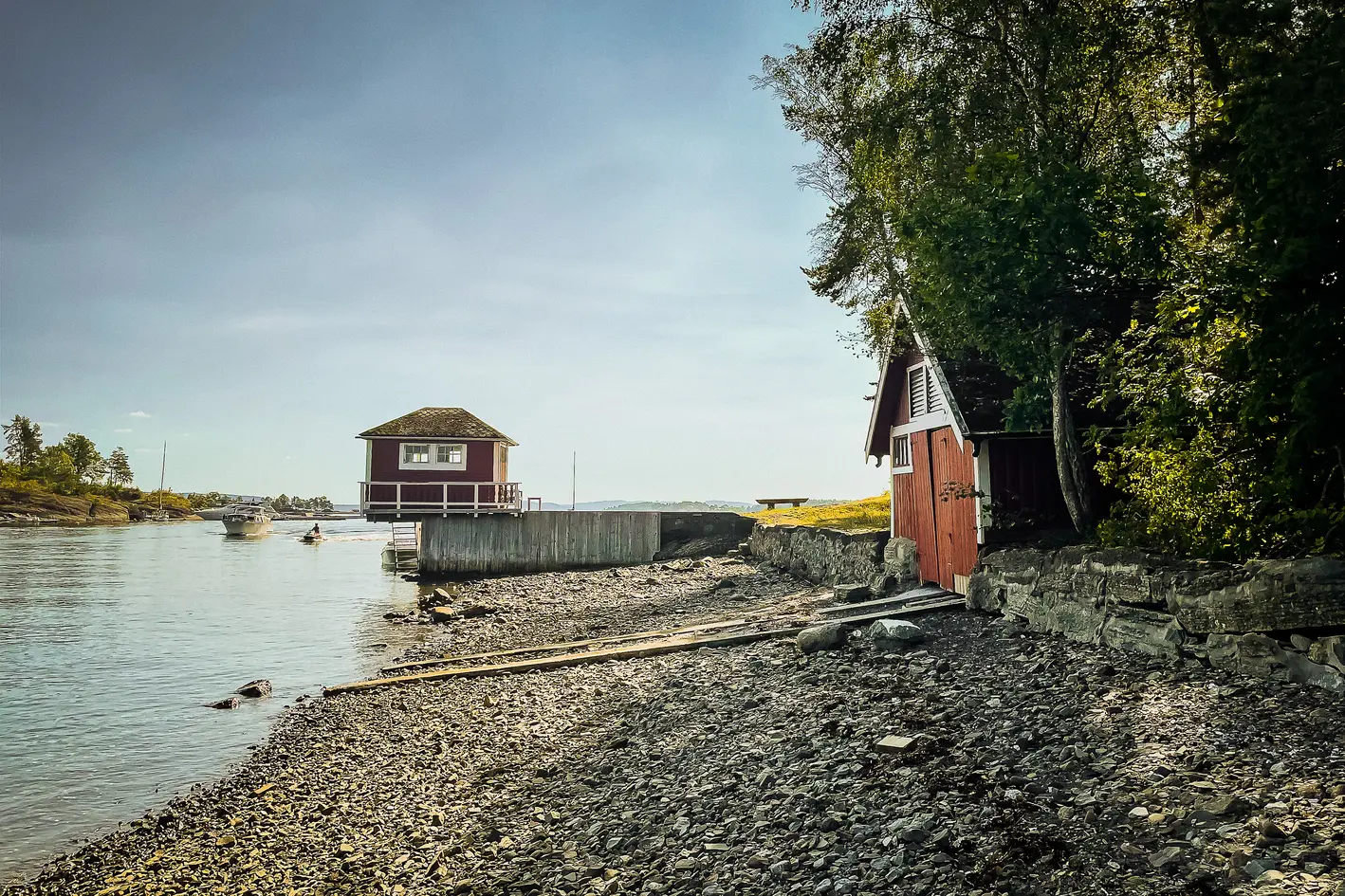 Usjenert strandeiendom på Landøya - Flott utsikt - To hus brygge, badehus og stor tomt photo 3