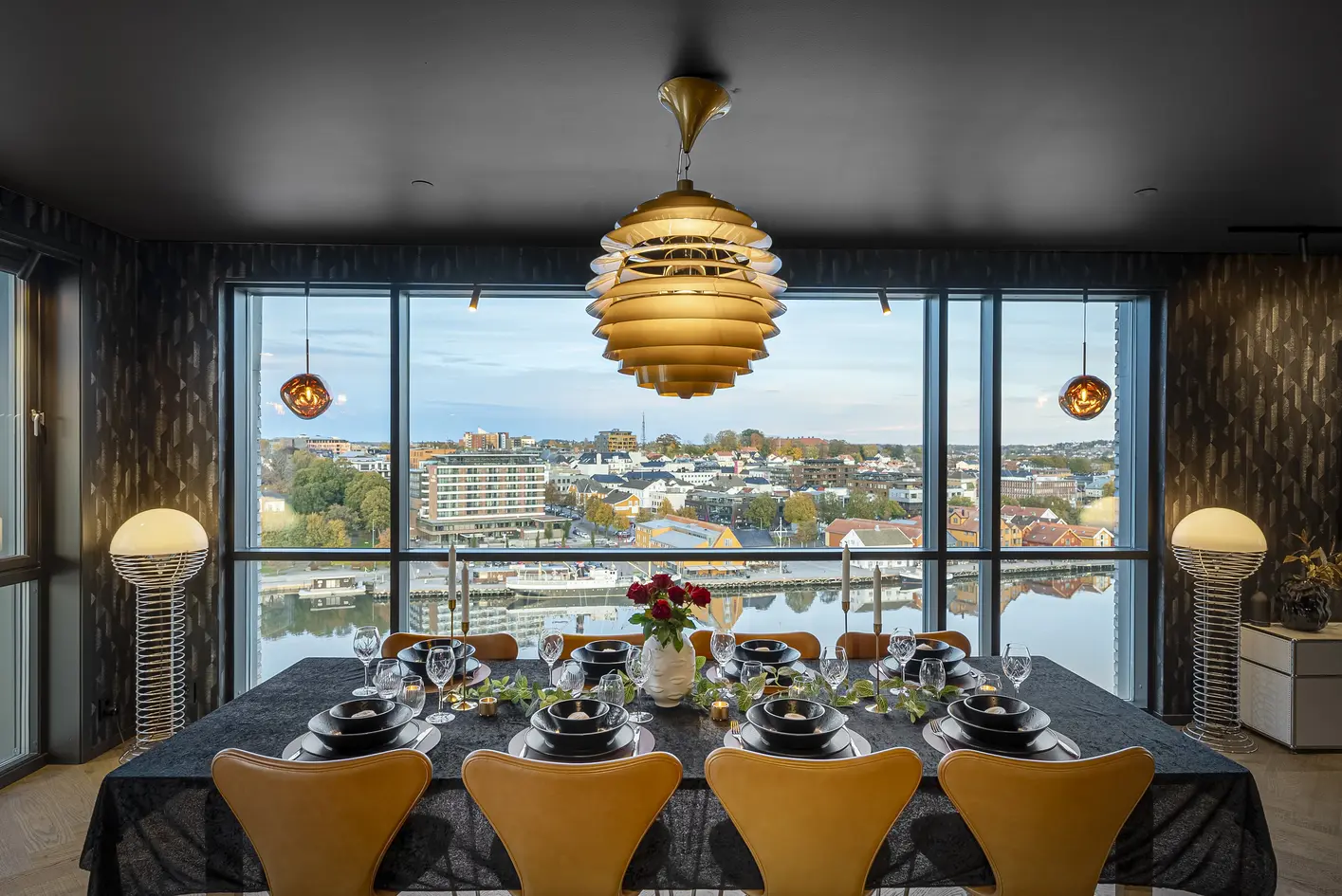 Eksklusiv leilighet beliggende i 12. etasje - 2 solrike balkonger - 3 garasjeplasser - Panoramautsikt - Båtplass* photo 2