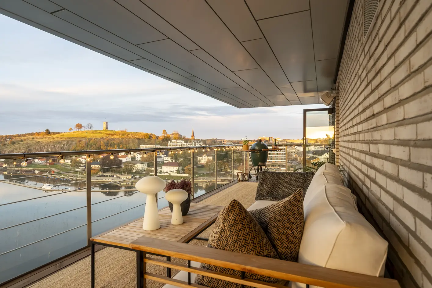 Eksklusiv leilighet beliggende i 12. etasje - 2 solrike balkonger - 3 garasjeplasser - Panoramautsikt - Båtplass*
