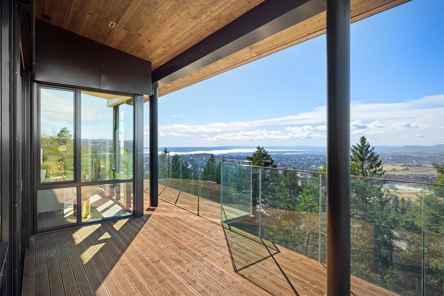 Ny og rålekker toppleilighet med spektakulær panoramautsikt - Meget høy standard - 31 kvm terrasse - Heis - Garasje