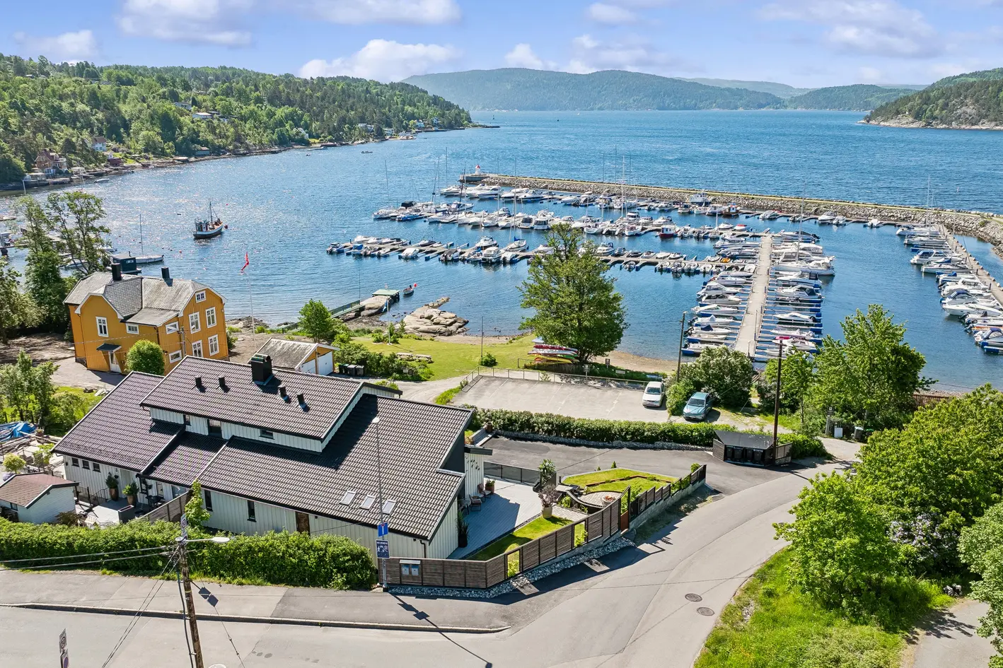 Unik mulighet! Eksklusiv, innholdsrik vestvendt bolig 50 m fra fjorden – Panoramautsikt og dbl garasje