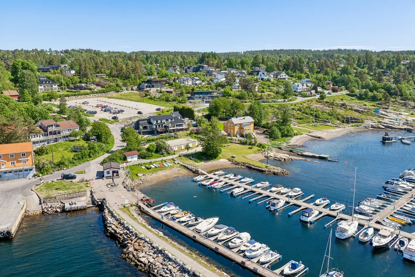 Unik mulighet! Eksklusiv, innholdsrik vestvendt bolig 50 m fra fjorden – Panoramautsikt og dbl garasje photo 4