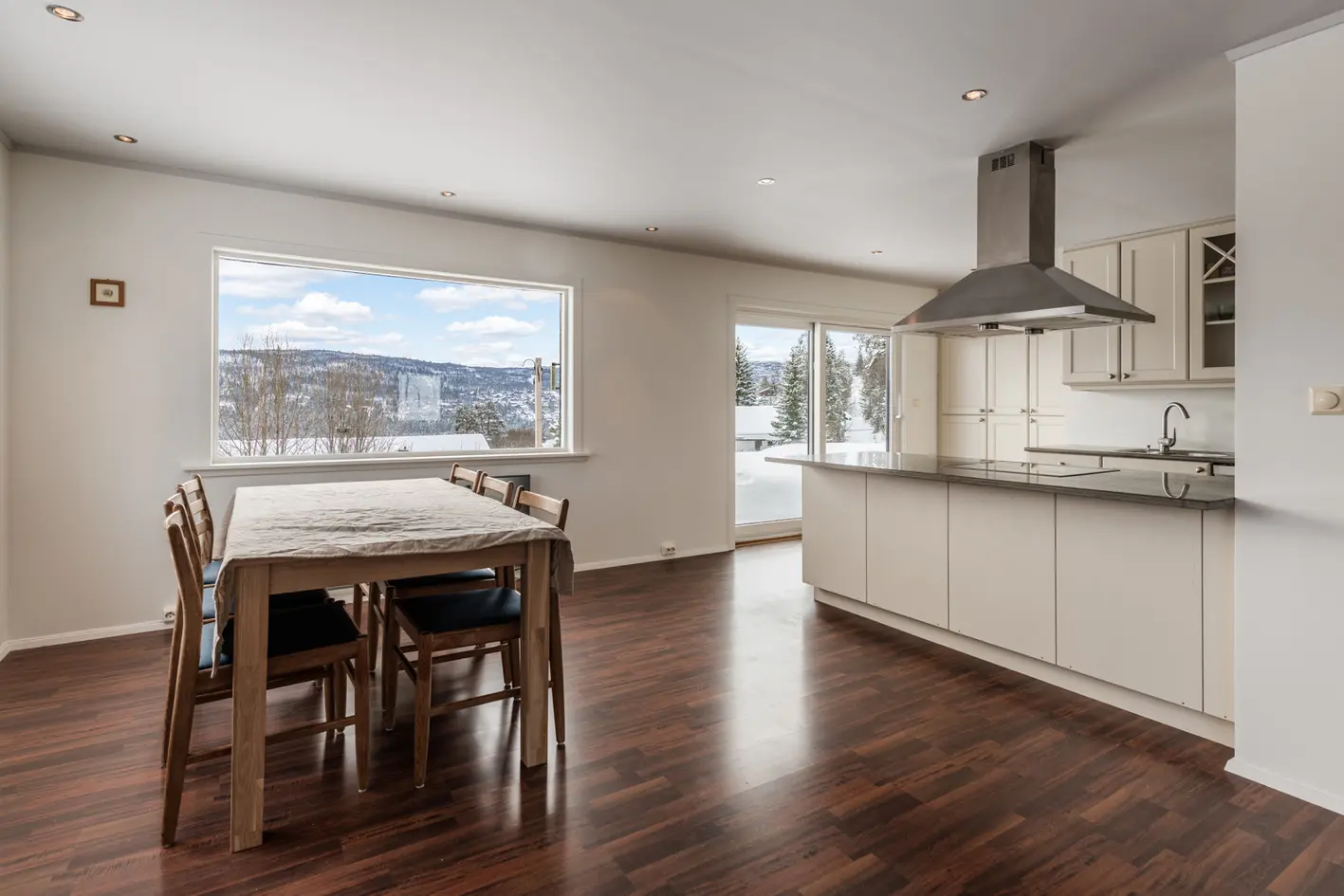 Flott, stort og solid hus med meget god beliggenhet. Våkne opp til en fantastisk utsikt. Dobbelgarasje. Nydelig hage. photo 3