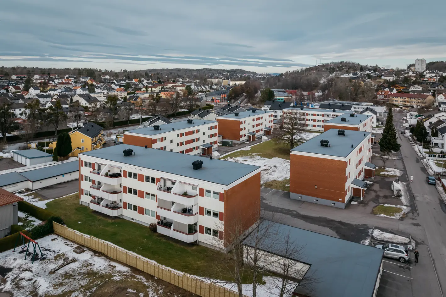 Meget innbydende og lettstelt 3-roms i et veldrevet borettslag med bad fra 2020, nye vinduer og solrik balkong, horten
