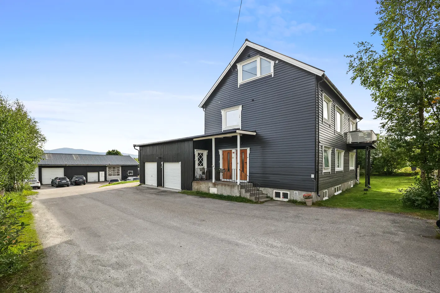 NY PRIS! | Attraktiv og unik eiendom med tre leiligheter og garasjeanlegg | Est. utleieinntekter på kr. 50.000 pr.mnd photo 3