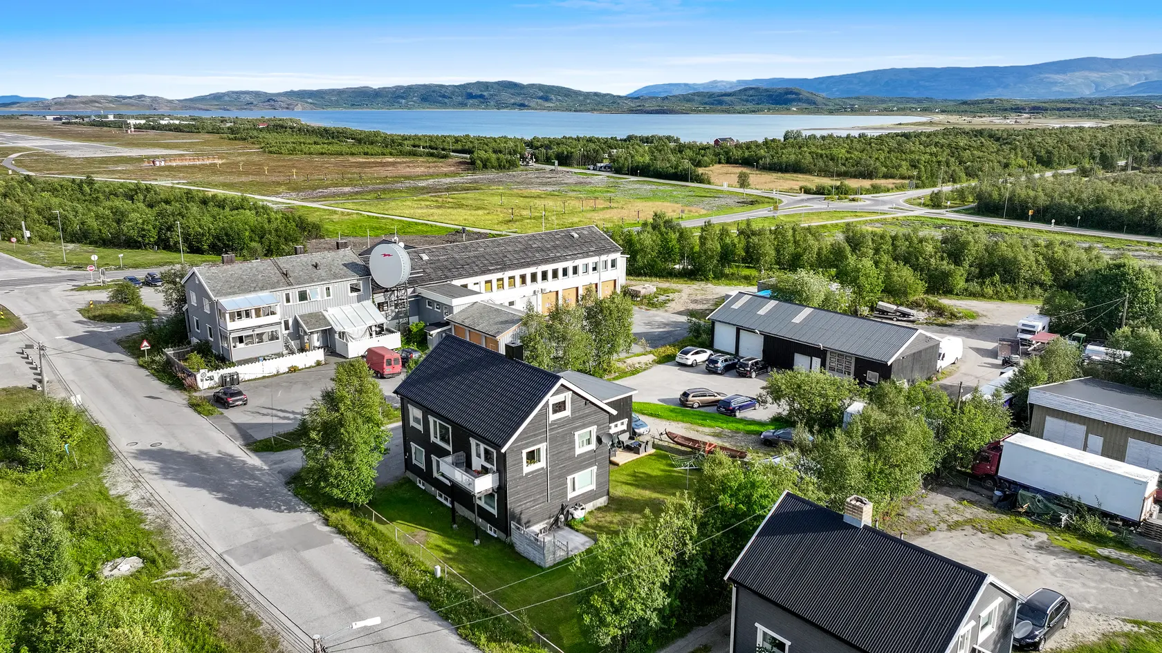 NY PRIS! | Attraktiv og unik eiendom med tre leiligheter og garasjeanlegg | Est. utleieinntekter på kr. 50.000 pr.mnd photo 2
