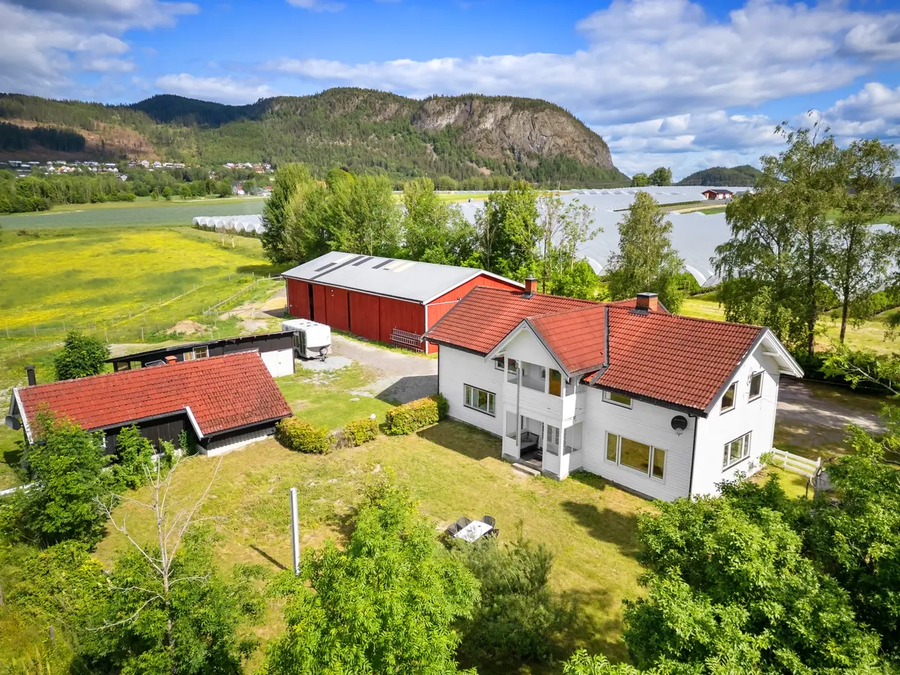 Småbruket "Grønlund" med 32,5 mål tomt. Låve. Mulighet for hestehold. Nær Sylling sentrum, likevel landlig beliggende. photo 1