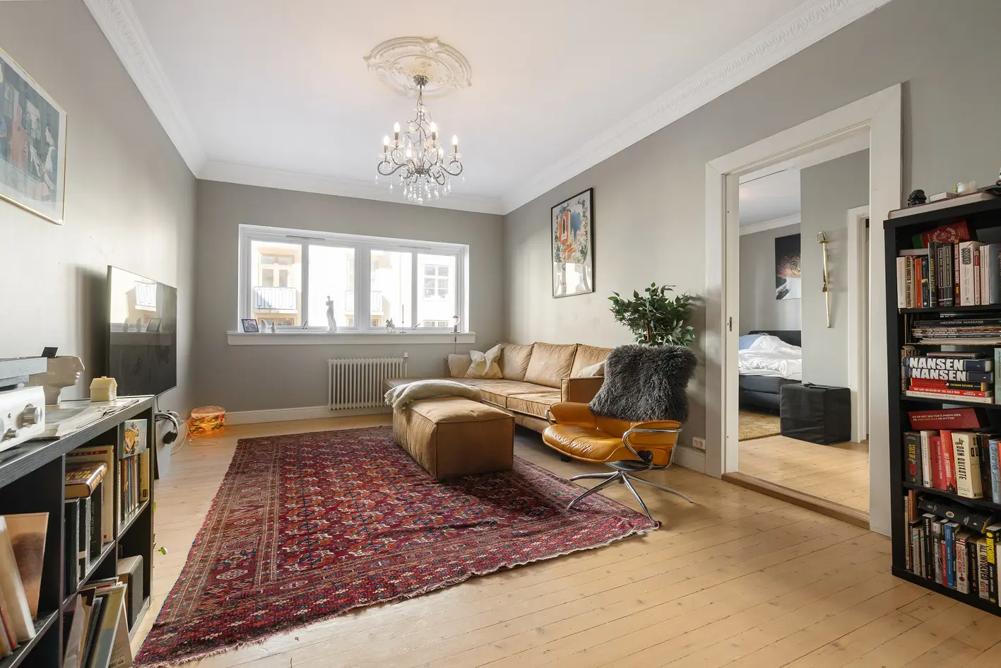 Lys og gjennomgående 4-roms med vestvendt balkong. Nytt bad 2025. Garasjeleie*. Ingen dok.avgift. Vv/fyring inkl., oslo