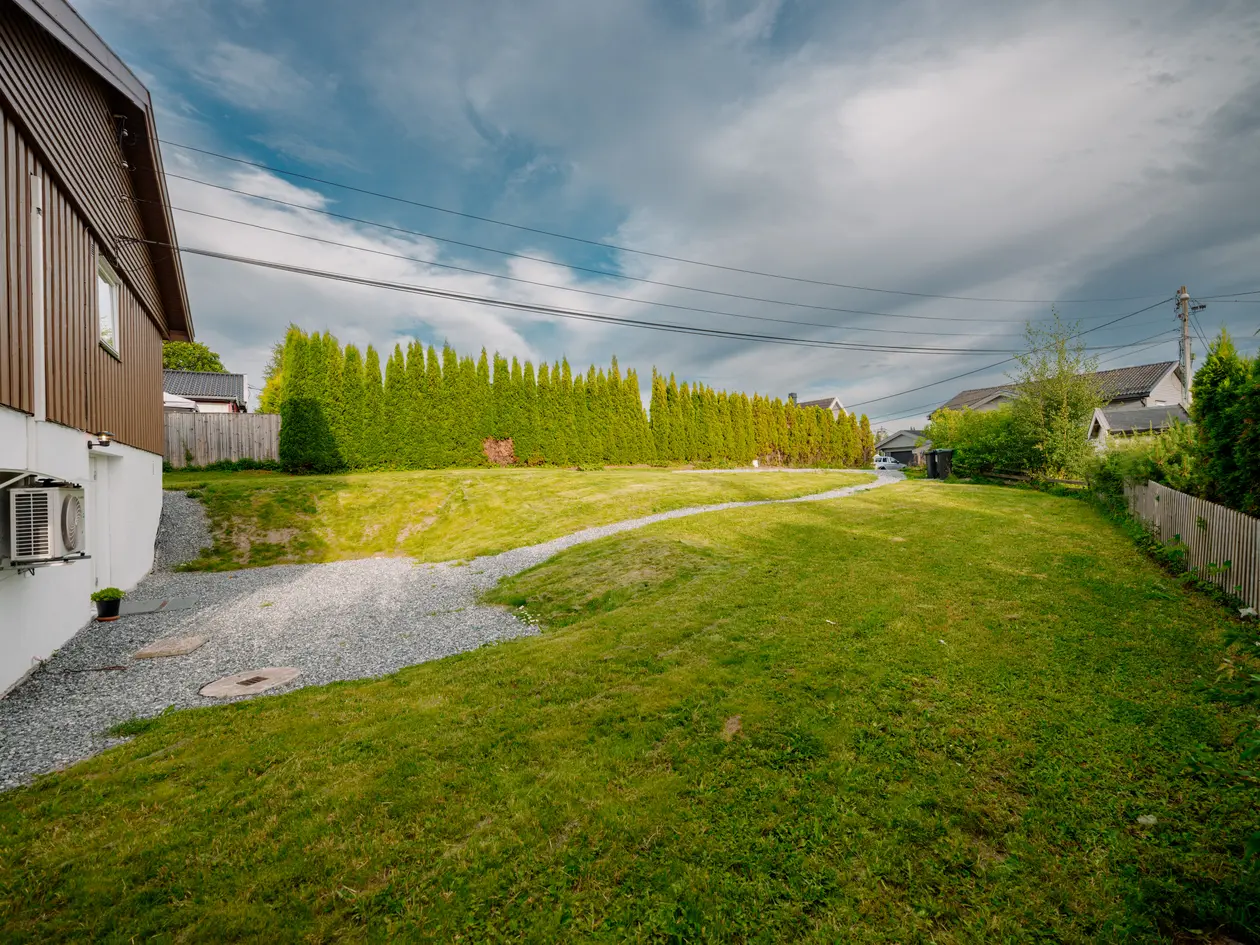 Lys og innholdsrik familiebolig oppusset i 2020. Tre soverom, solrik terrasse, og flott hage. Svært tilbaketrukket! photo 4