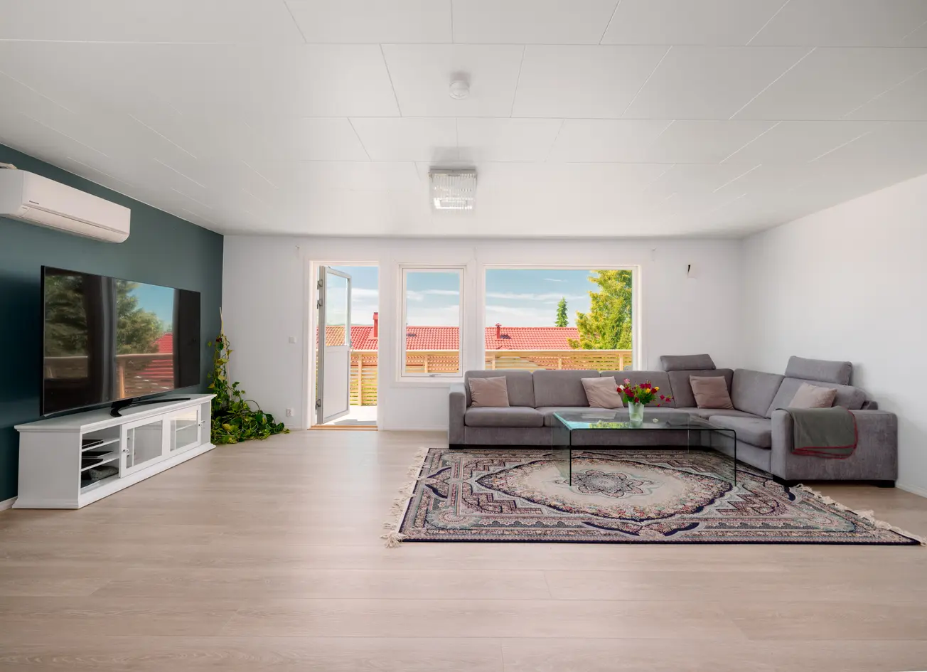 Lys og innholdsrik familiebolig oppusset i 2020. Tre soverom, solrik terrasse, og flott hage. Svært tilbaketrukket! photo 2