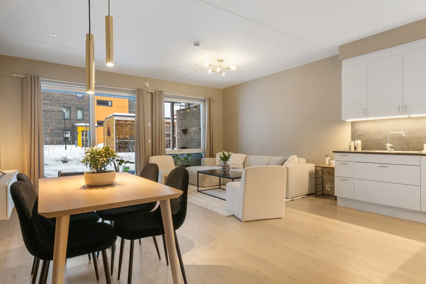Flott 3-roms på bakkeplan fra 2022. Ny og moderne, romslig uteplass og fint utsyn! Parkering i kjeller. IN-ordning. photo 3