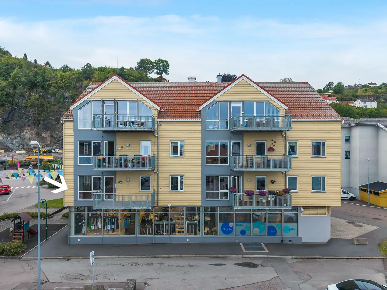 Innflytningsklar og romslig 3-roms selveier i sentrum med heis, balkong og sjøutsikt | Garasje | Gåavstand til alt  photo 4