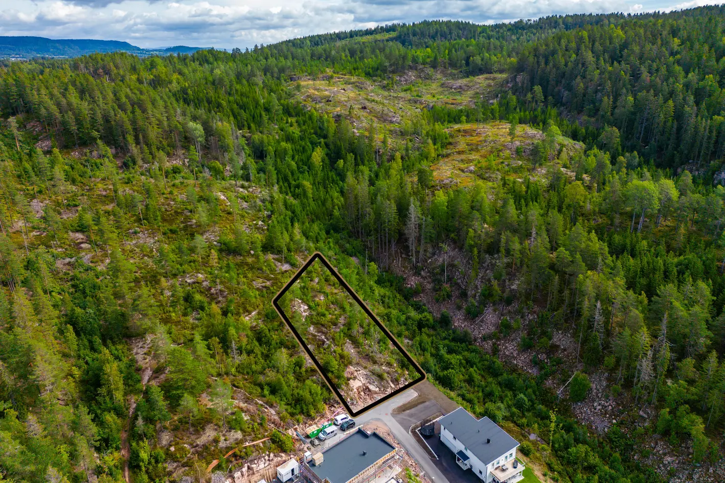 Utsiktstomt på drøye 1,2 mål i naturskjønne omgivelser - Rolig og barnevennlig - Mulighet for 2-mannsbolig - BYA 25%. photo 5