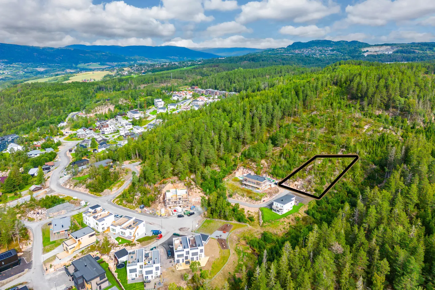 Utsiktstomt på drøye 1,2 mål i naturskjønne omgivelser - Rolig og barnevennlig - Mulighet for 2-mannsbolig - BYA 25%. photo 2