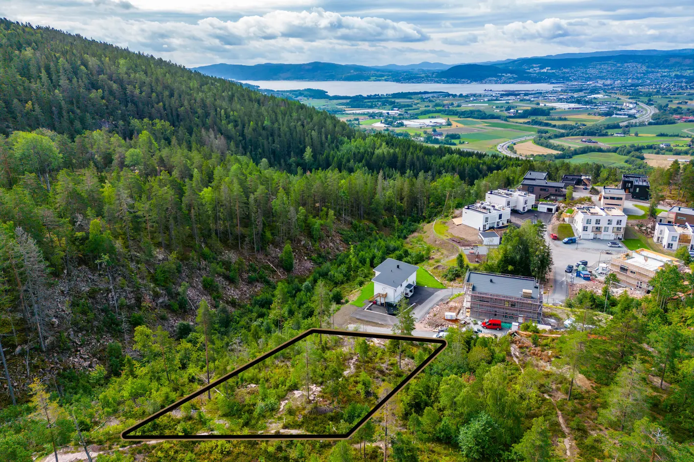 Utsiktstomt på drøye 1,2 mål i naturskjønne omgivelser - Rolig og barnevennlig - Mulighet for 2-mannsbolig - BYA 25%.