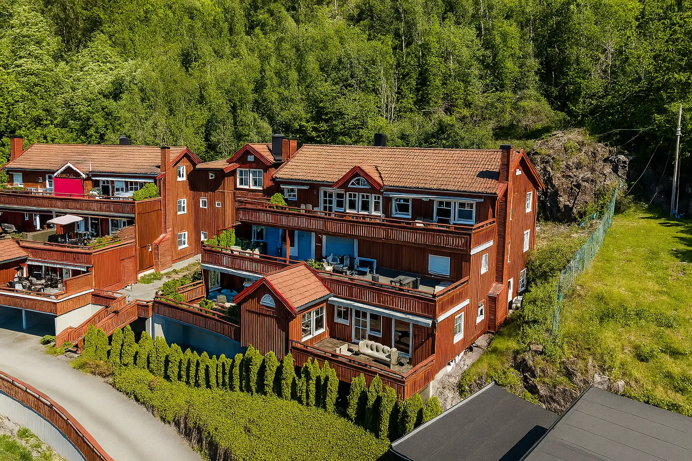 Flott toppleil. m/heis, peis, 2 garasjepl., 54 kvm. terrasse! Unike sol-/utsiktsforhold. Nær Bragernes Torg og Spiralen!