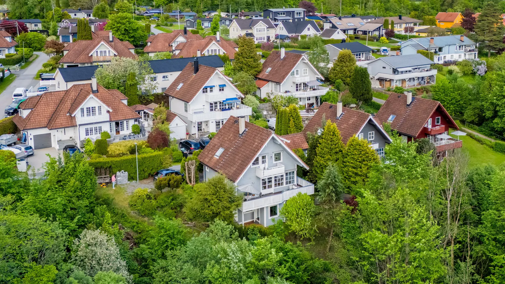 Innholdsrik og velholdt enebolig o/3 plan! U.etg m/ egen inngang! Garasje - Flotte uteplasser - Naturskjønne Omgivelser! photo 3