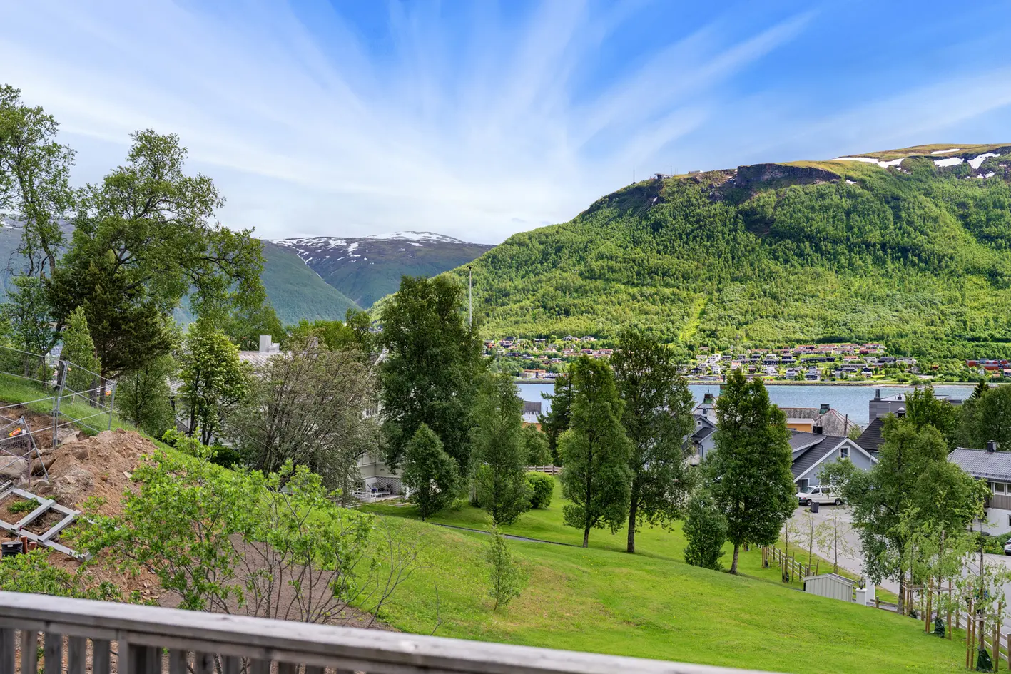 Påkostet villaeiendom med stor hage, leilighet og garasje | Hjørne og utsiktstomt !! photo 4