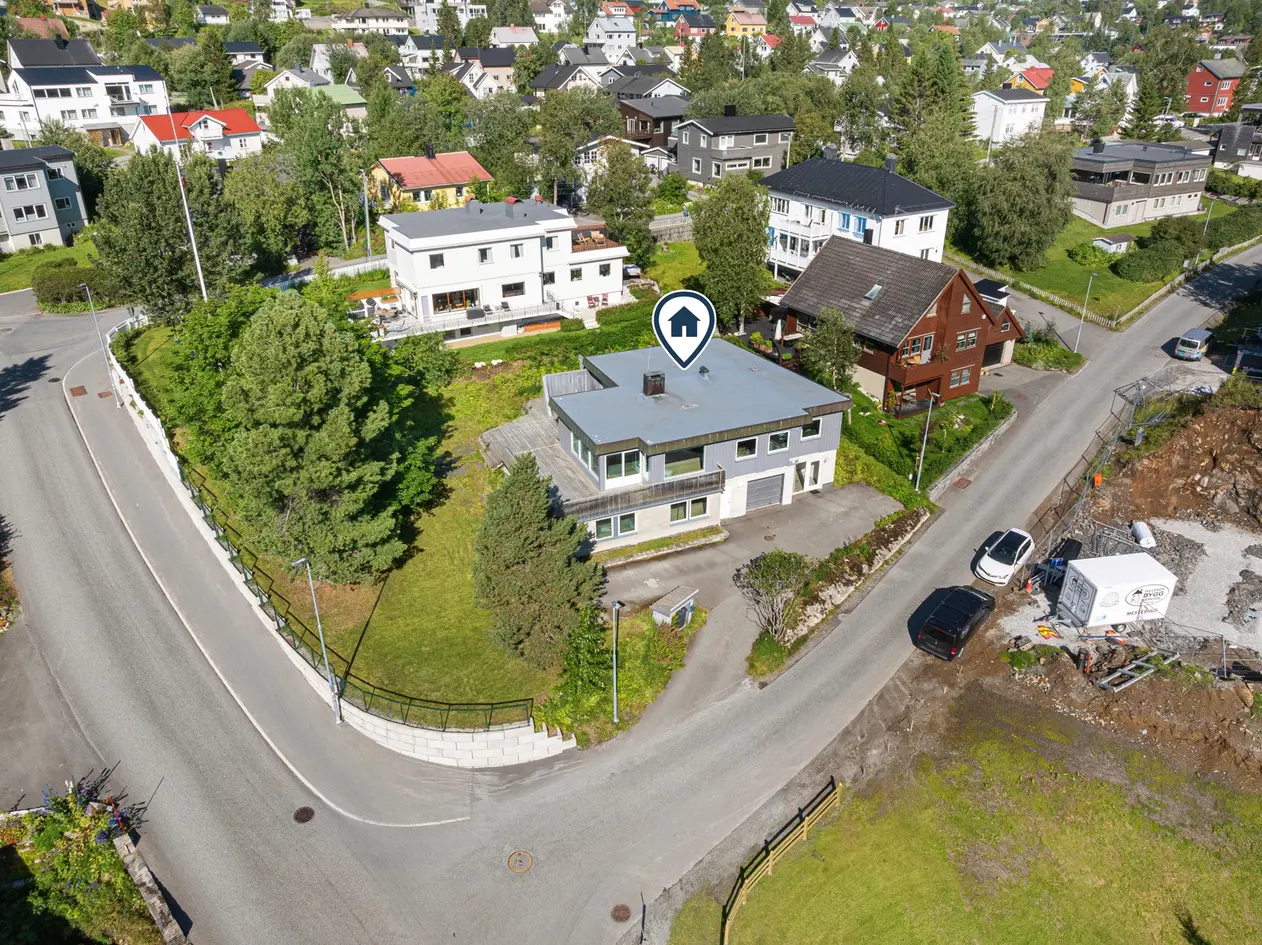 Påkostet villaeiendom med stor hage, leilighet og garasje | Hjørne og utsiktstomt !! photo 3