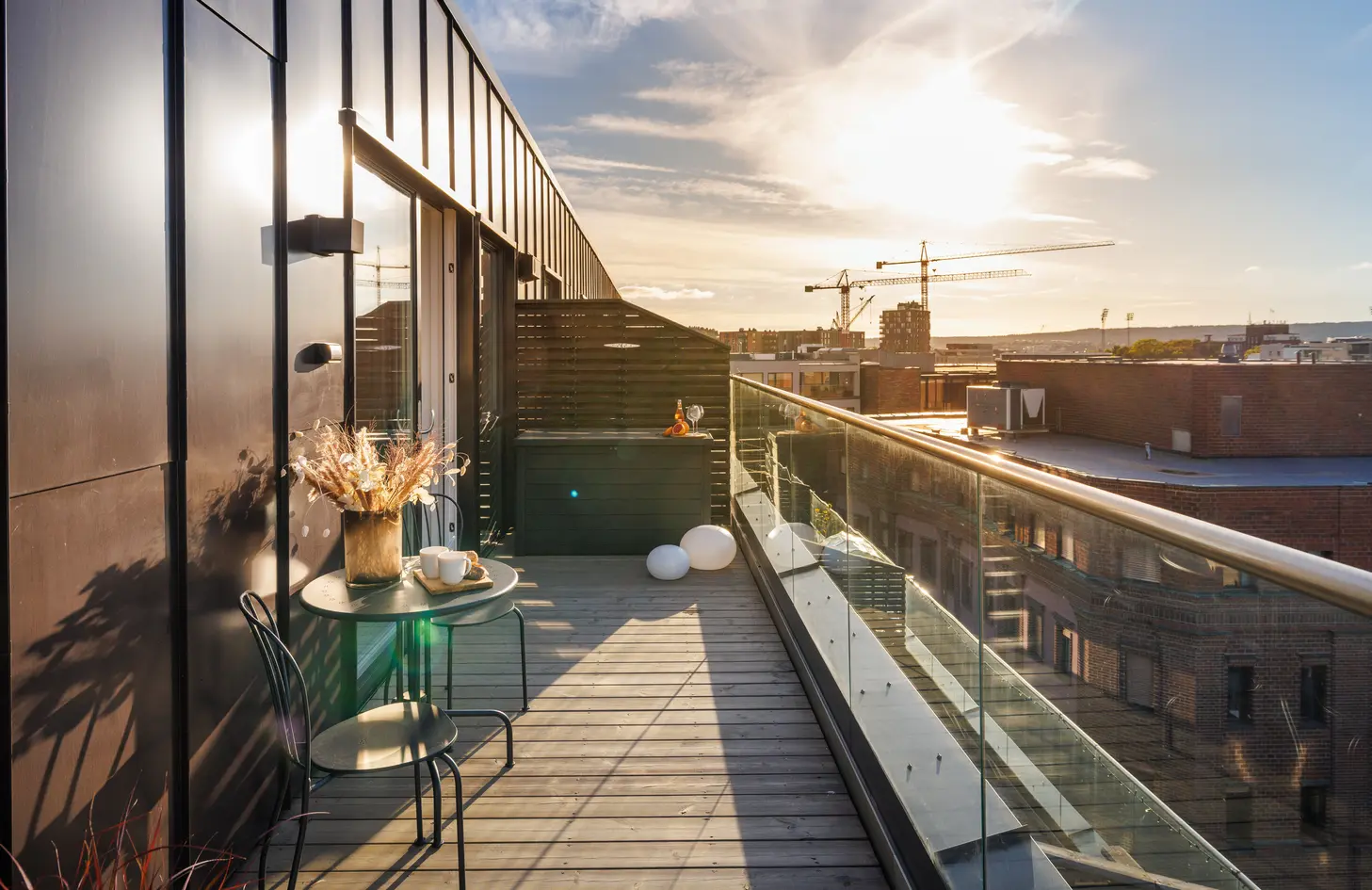 Elegant toppleilighet i sentrum - høy standard og 17 kvm terrasse med fenomenal utsikt photo 3