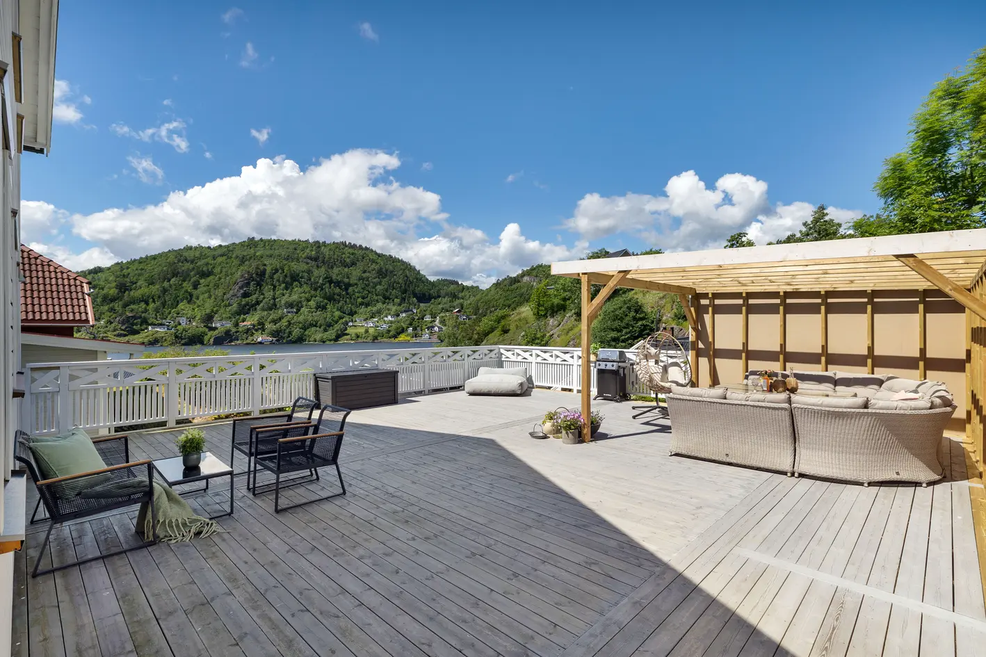 Langangen - Velholdt enebolig med nydelig fjordutsikt, solrike uteplasser og garasje | Ingen boplikt photo 4