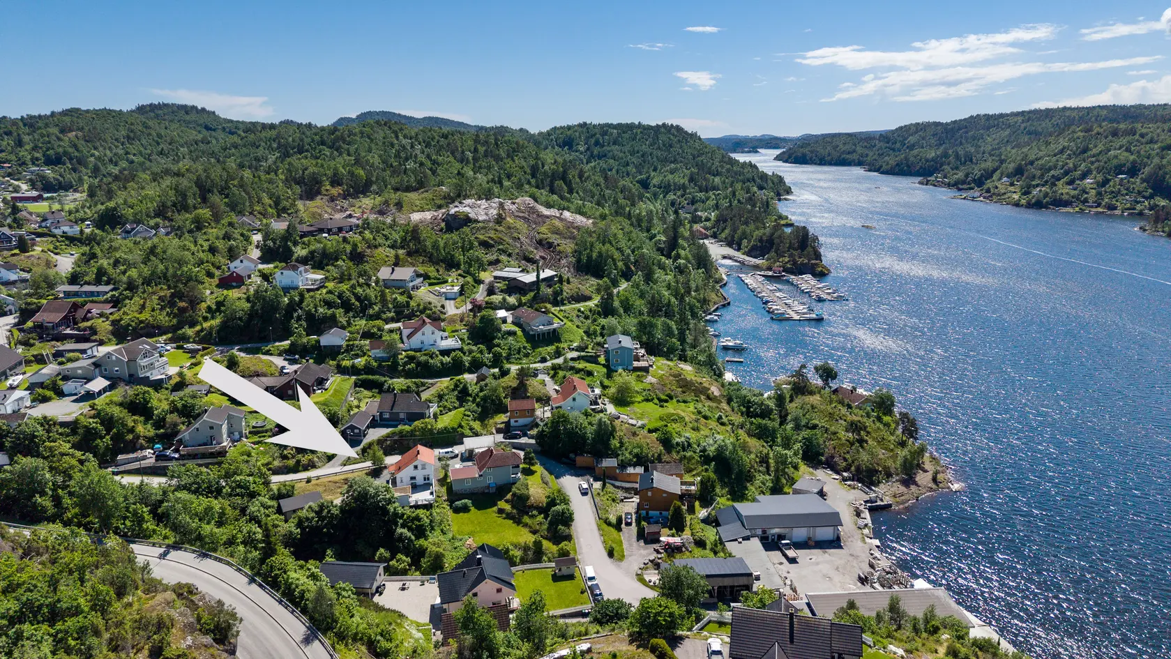 Langangen - Velholdt enebolig med nydelig fjordutsikt, solrike uteplasser og garasje | Ingen boplikt photo 3