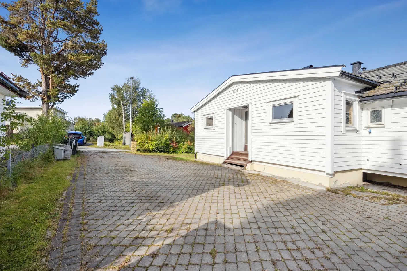 Romslig og oppgradert enebolig med godkjent utleiedel. 5 sov og 3 bad. Tilbygg fra 2006, dobbeltgarasje og nær marka.  photo 3