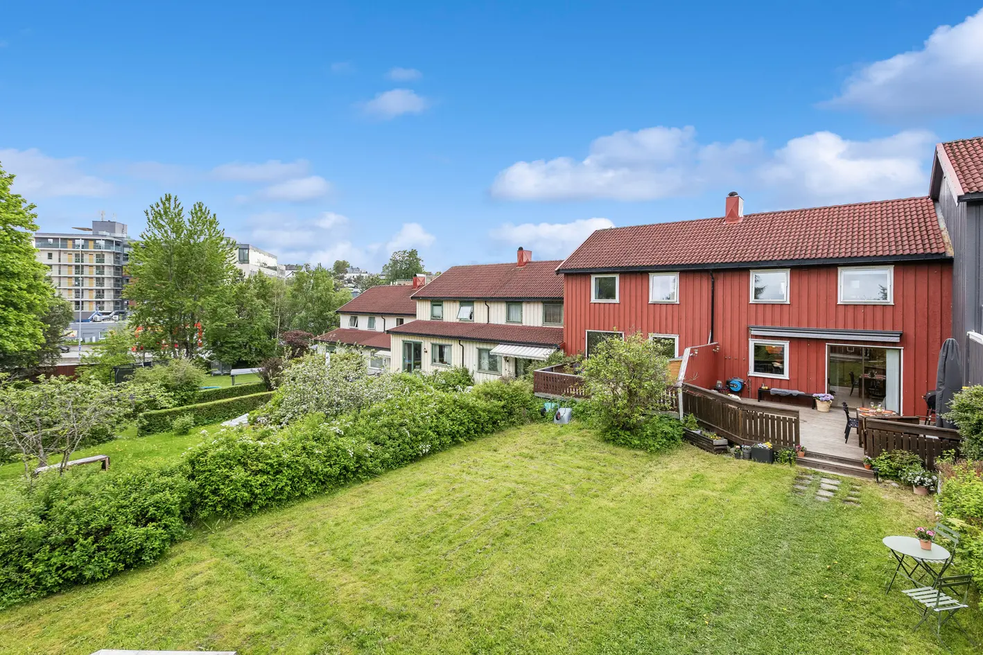 Familievennlig rekkehus i et etterspurt område | Solrik terrasse på 50 m² & Hage | Garasje & P-plass | Nærhet til alt!