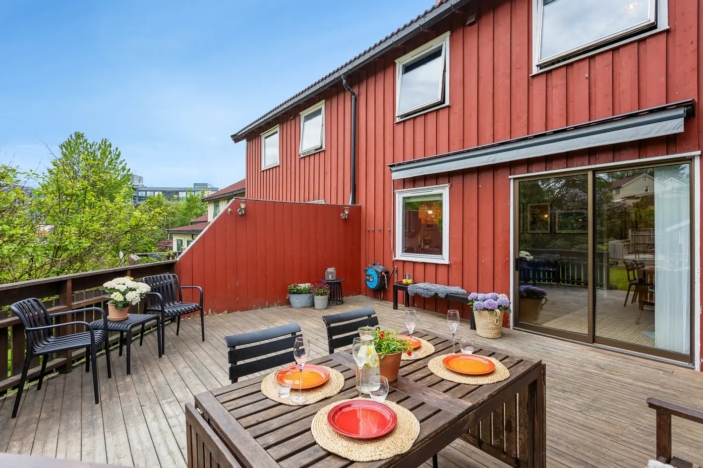 Familievennlig rekkehus i et etterspurt område | Solrik terrasse på 50 m² & Hage | Garasje & P-plass | Nærhet til alt! photo 2