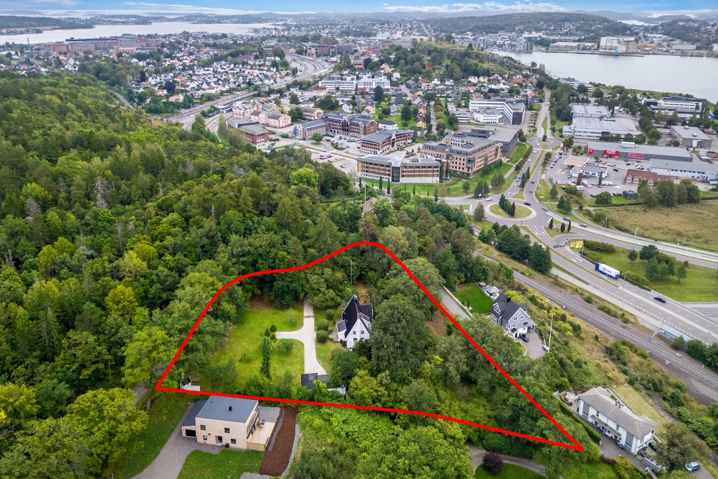 Herlig Byvilla på 6 mål tomt - Stort potensiale - Nydelig utsikt -  Usjenert og solrik - Moderne!